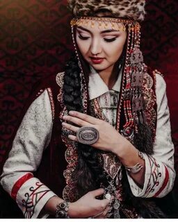 Үлкен кеудесі бар жетілген әйелдер