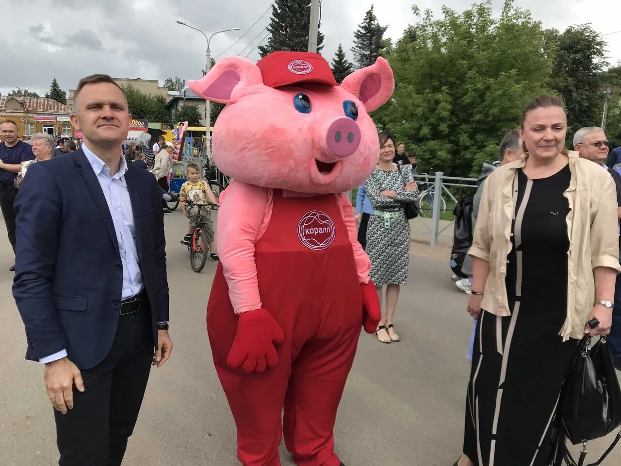 Мясоперерабатывающий комплекс коралл бежецк. Ооо коралл тверская область свинокомплекс. Требуется продавец на ярмарку. Свиноводческий комплекс коралл бежецк. Ярмарка фото.