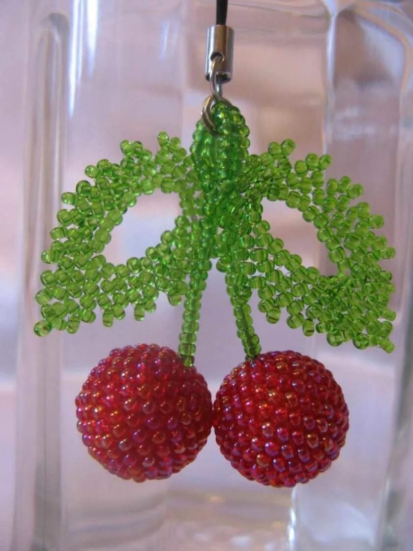 Изделия из бисера для начинающих. Стильный брелок из бисера. Плетение бисером украшения. Поделки из бисера своими руками. Фигурки из бисера легкие.