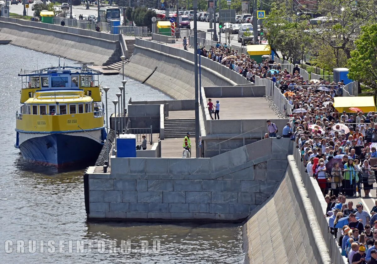 Крымский мост как добраться. Фрунзенская набережная причал Крымский мост. Причал Крымский мост Москва. Сход-причал Крымский мост. Москва река Крымский мост.