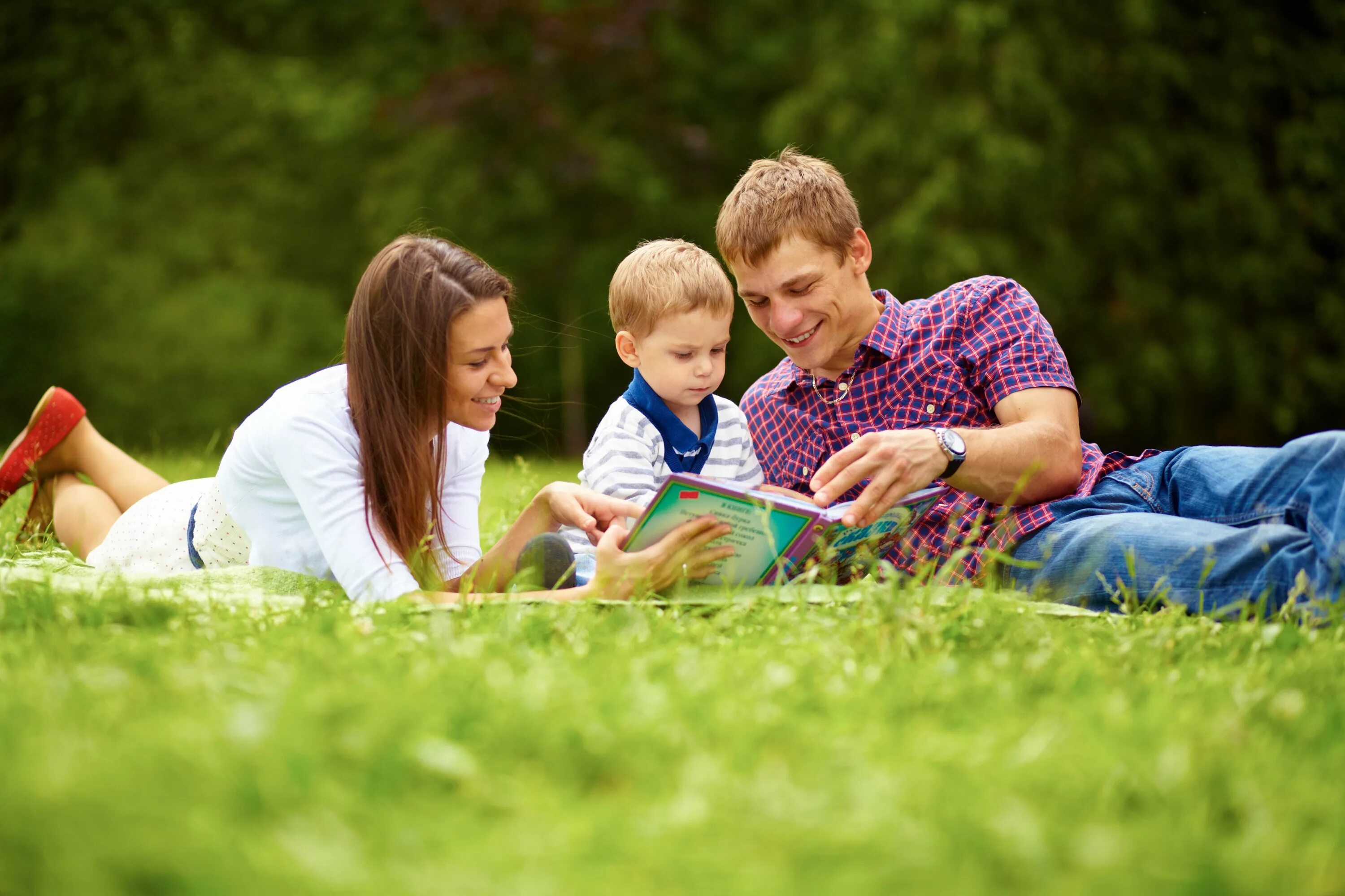 Дети с родителями. Общение родителей с детьми. Клуб семейное воспитание. Клуб семейное воспитание. Воспитание в семье.