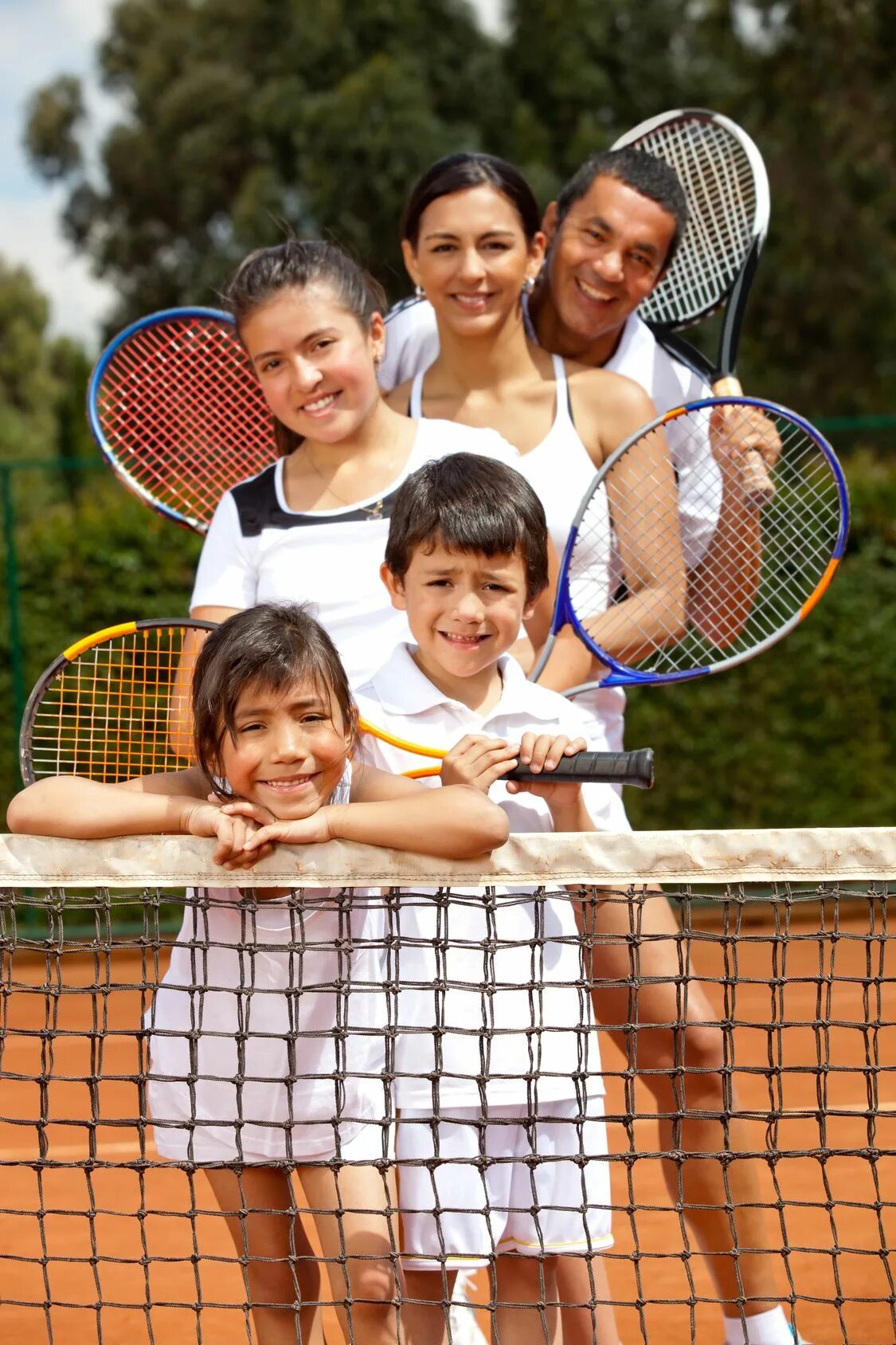 Семья на теннисном корте. Теннис семья. Tennis family club исаково. Теннис фэмили. Семья теннис играющий.