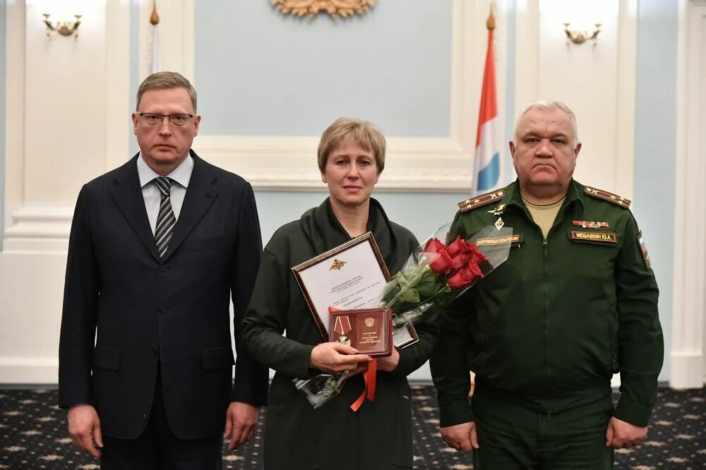 Кавалер ордена мужества посмертно. Награда семья героя. Герой вов в моей семье. Награда семья героя. Волгоград вручение наград погибшим солдатам посмертно.