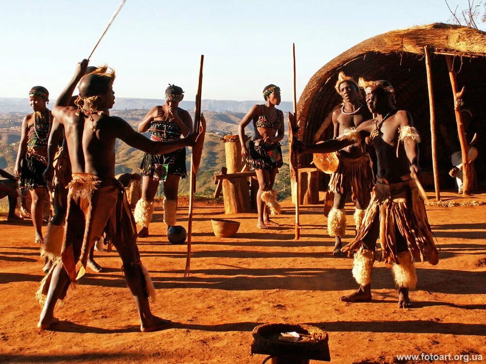 Дневник древних индейцев. Намибия население. Племя гуарани девушки. Племена намибии. Химба женщины у хижины.