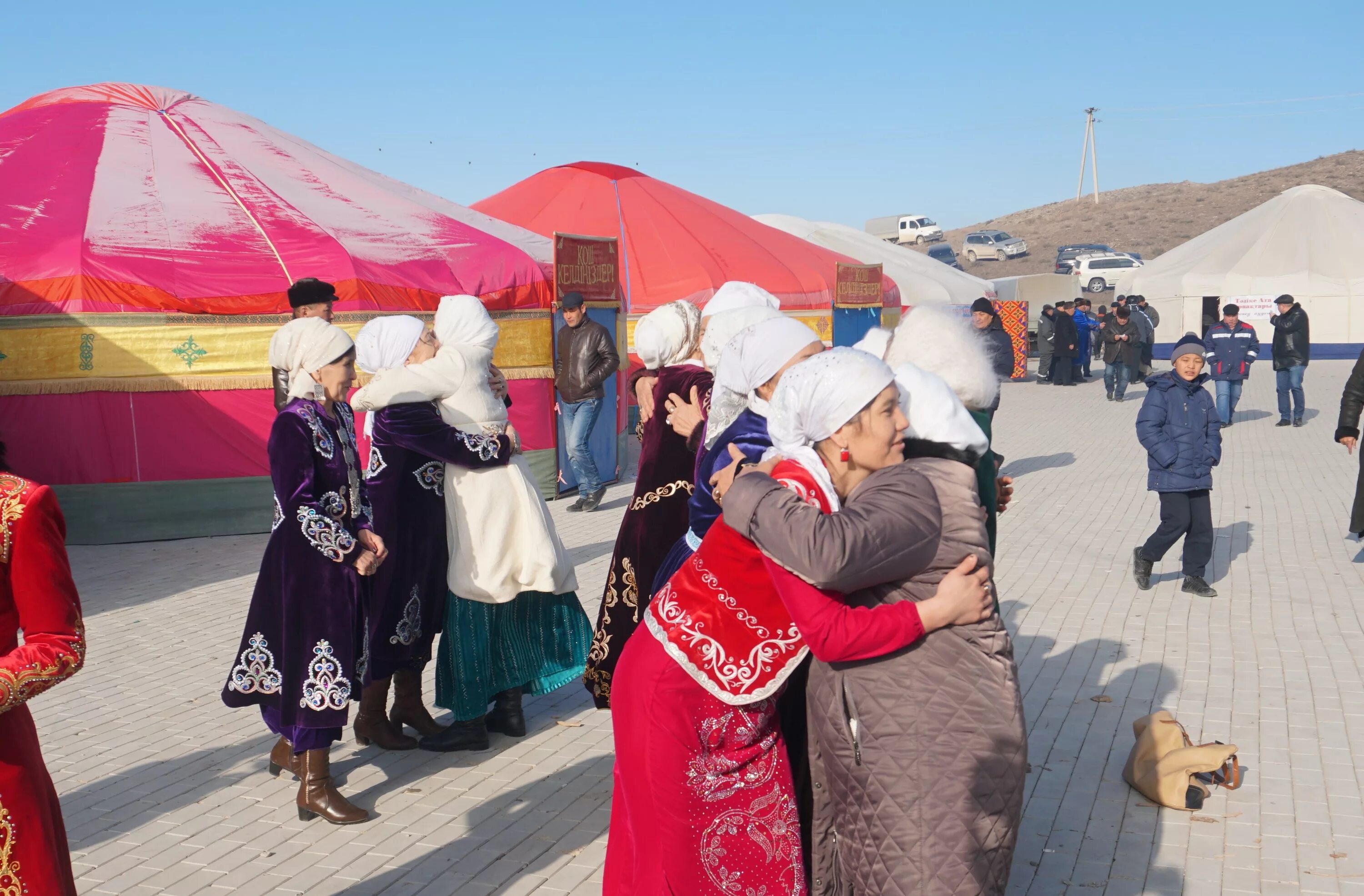 Көрісу айт праздник. Праздник Наурыз в Казахстане. Праздник амал в Казахстане. Гулянья Казахстана. Амал мерекесі сценарий