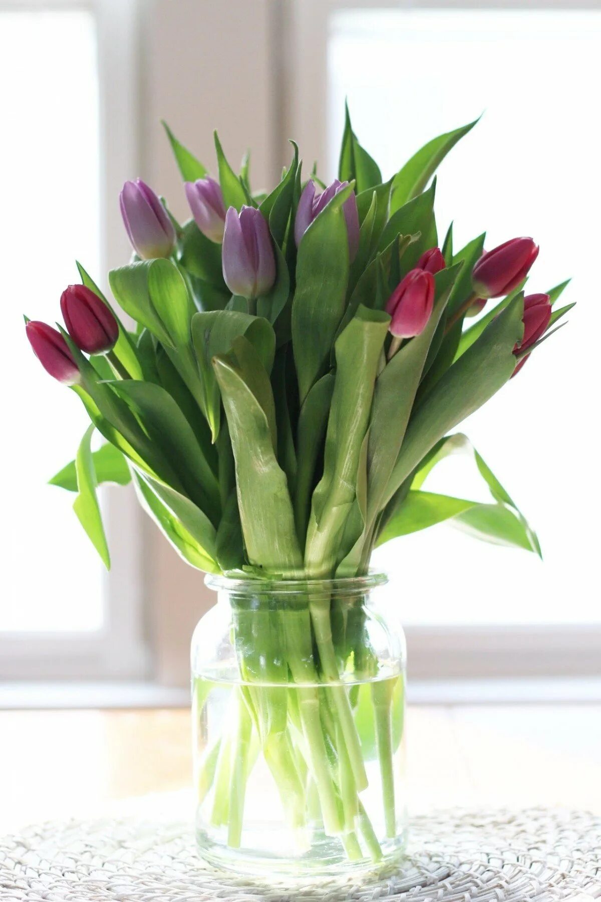 Тюльпаны дома на окне. Тюльпаны в вазе. Тюльпаны в вазах. Букет тюльпанов. Как красиво сфоткать тюльпаны