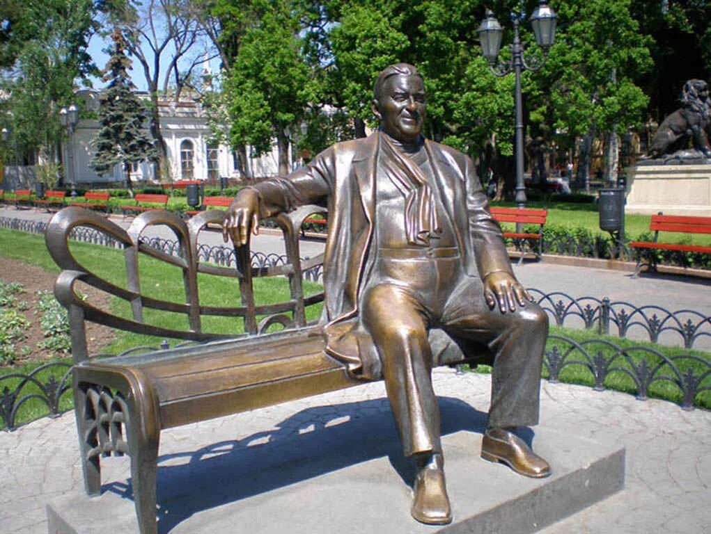 Памятник в одессе молдаванка. Утесову в одессе. Утесов одесса. Утесов одесса. Утесов одесса.