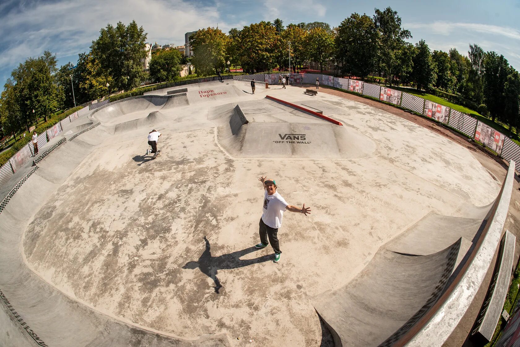 Большие скейт парки. Скейт парк Ванс в парке Горького. Скейт парк vans парк Горького. Парк Горького Москва скейт парк. Скейт парк в парке Горького vans off the Wall.