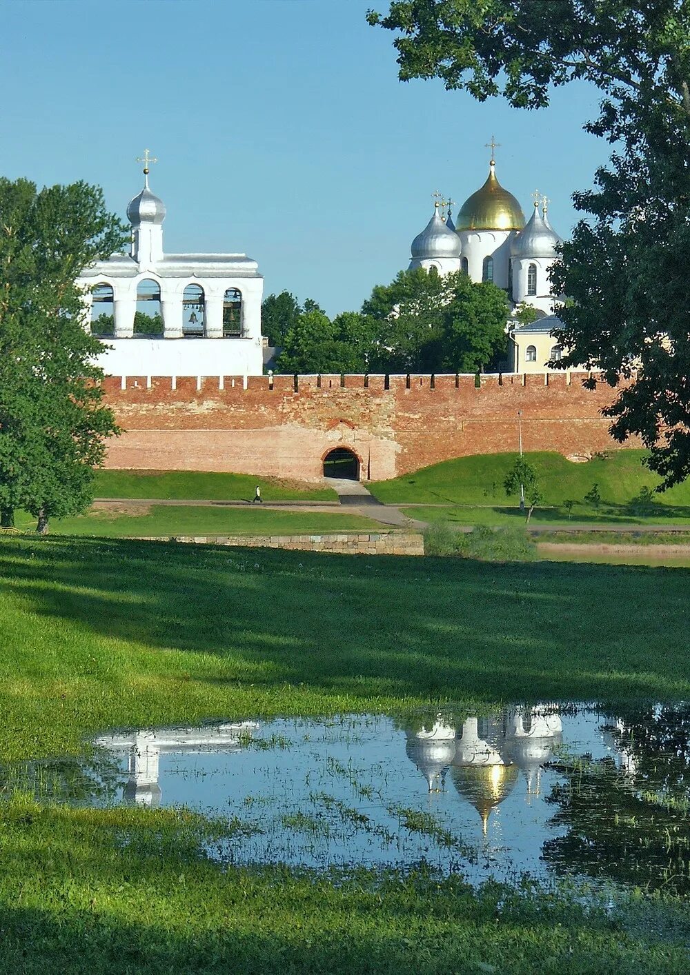 Экскурсия в новгород на 2 дня. Великий Новгород Кремль. Новгородский монастырь в Кремле. Экскурсии в Новгородском Кремле. Новгородский Детинец.