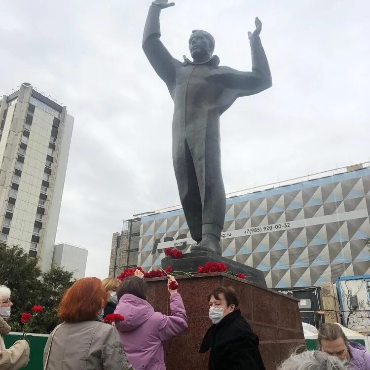 В каком городе памятник гагарину. Памятник Юрию Гагарину проспект Вернадского. Памятник Гагарину на проспекте Вернадского. Гагарин памятник проспект Вернадского. Памятник Гагарину на Ленинском проспекте.