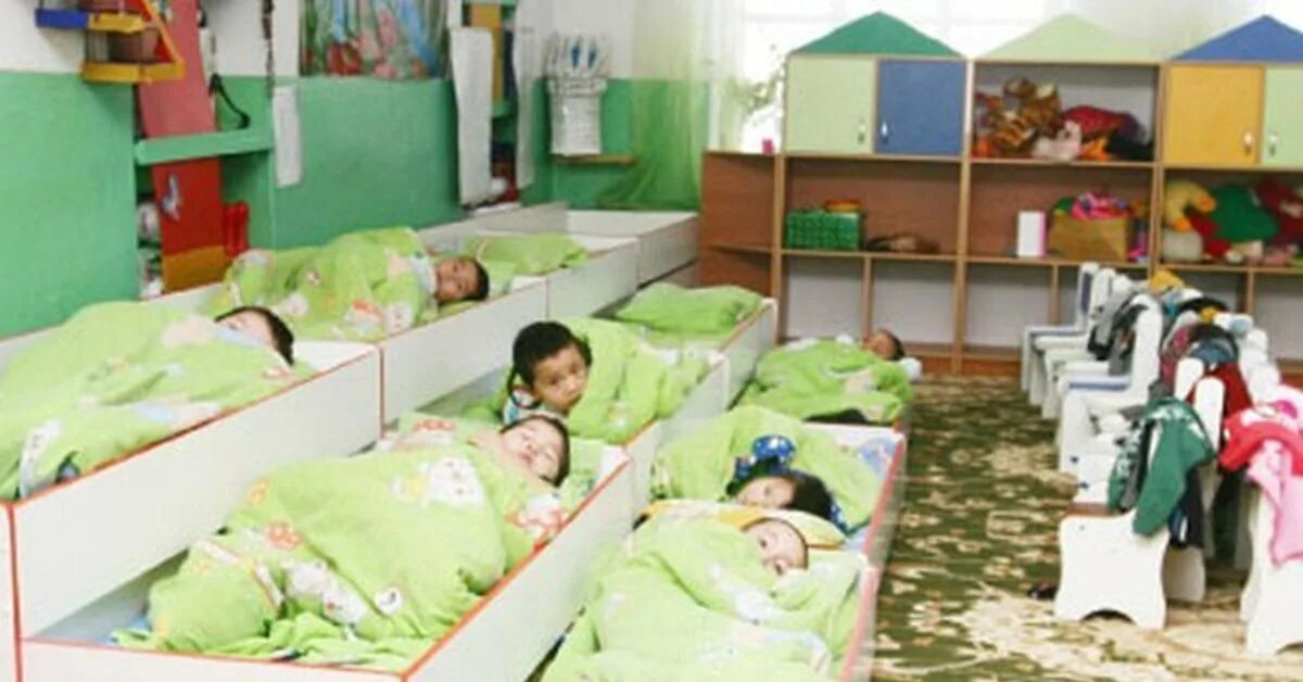 Дети спят в школе. Кровати в детском саду. Сон в детском саду. Спальня в детском саду. Сончас в детском саду.