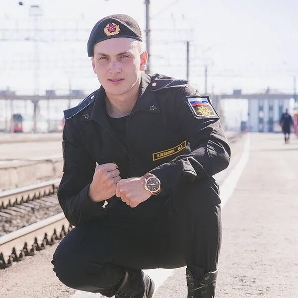 Парни униформе. Роман новак полицейский. красивые парни полицейские. самый красивый полицейский в россии. парень полицейский.