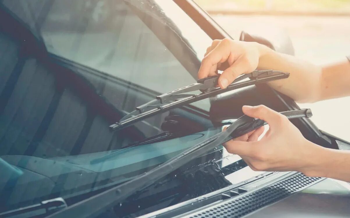 Замена щеток лобового стекла. Дворники &quot;windshield wipers&quot;. стеклоочиститель для автомобиля. щетки стеклоочистителя лобового стекла. щетка для лобового стекла.