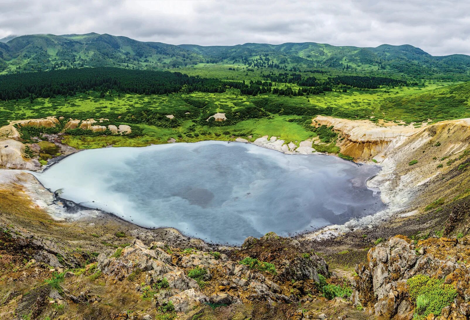 Вулкан Головнина озеро кипящее. Кальдера вулкана Головнина. Кипящее озеро (Доминиканская Республика). Озеро кипящее Кунашир.