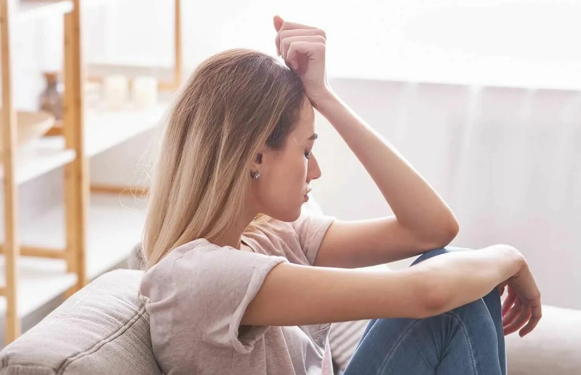 Грустная женщина. Обиженная девушка. Несчастная женщина. Девушка расстроена. Девушка огорчилась.