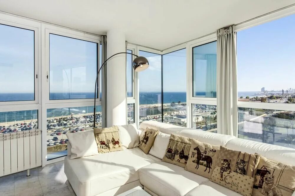 квартиры испанцев. апартаменты в испании. апартаменты в испании. гостиная с видом на море. квартиры в испании.