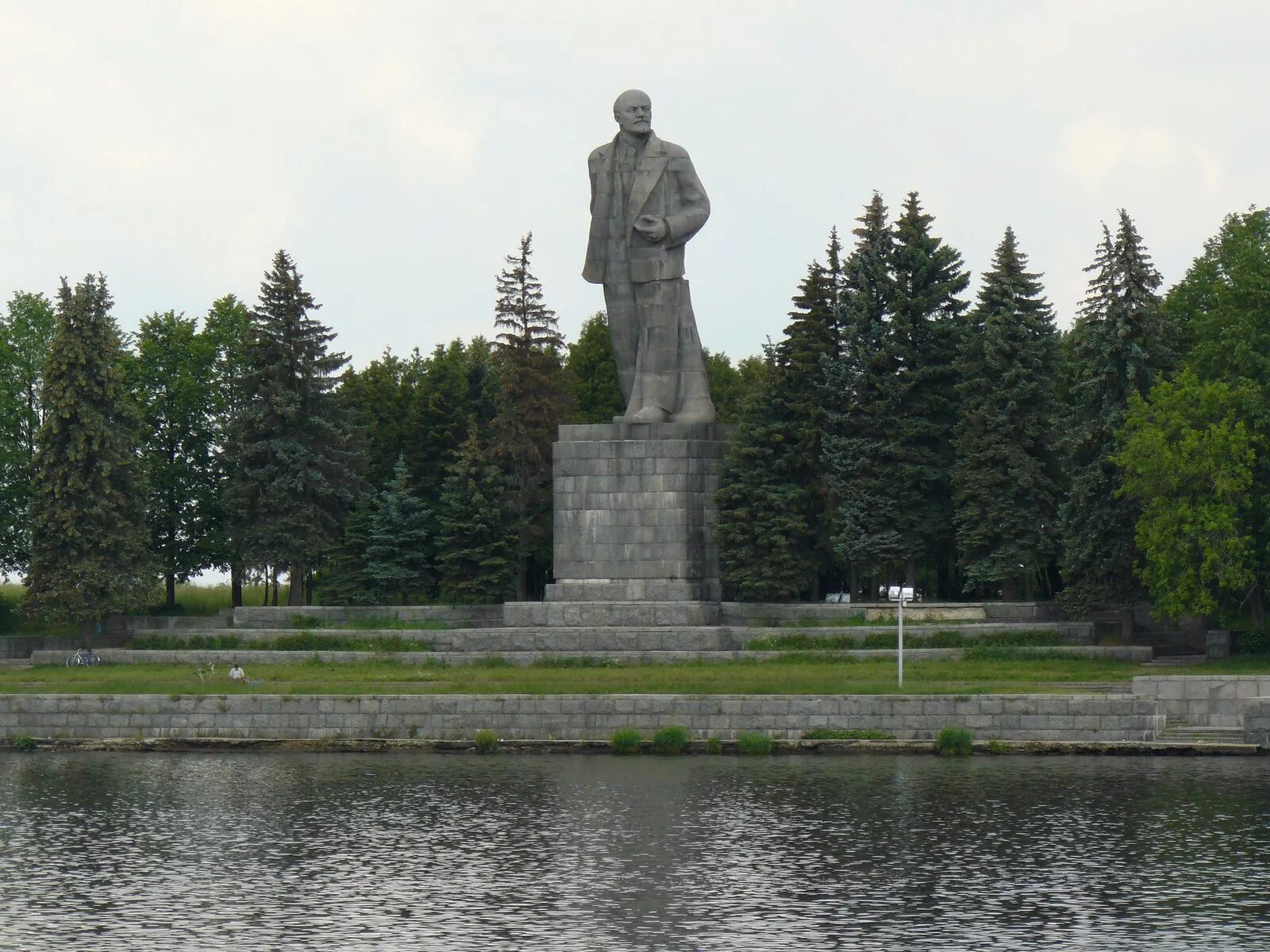 Памятники на канале москва. Памятник зворыкину в останкино. Памятник сталину и ленину на канале имени москвы. Памятники на канале москва. Памятники на канале москва.