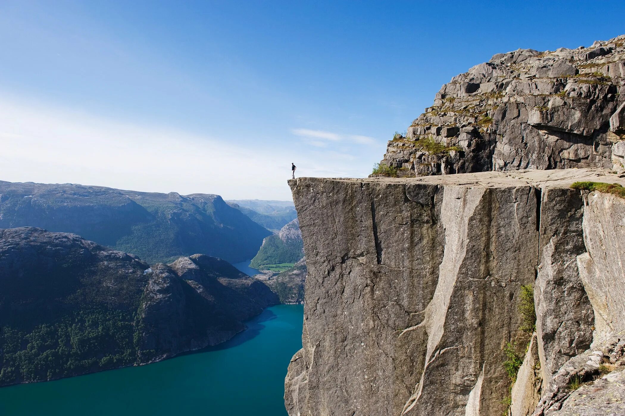 Прекестулен — гигантский каменный утёс.. Прекестулен Норвегия. Отвесная скала Прекестулен. Норвегия фьорды Прекестулен.