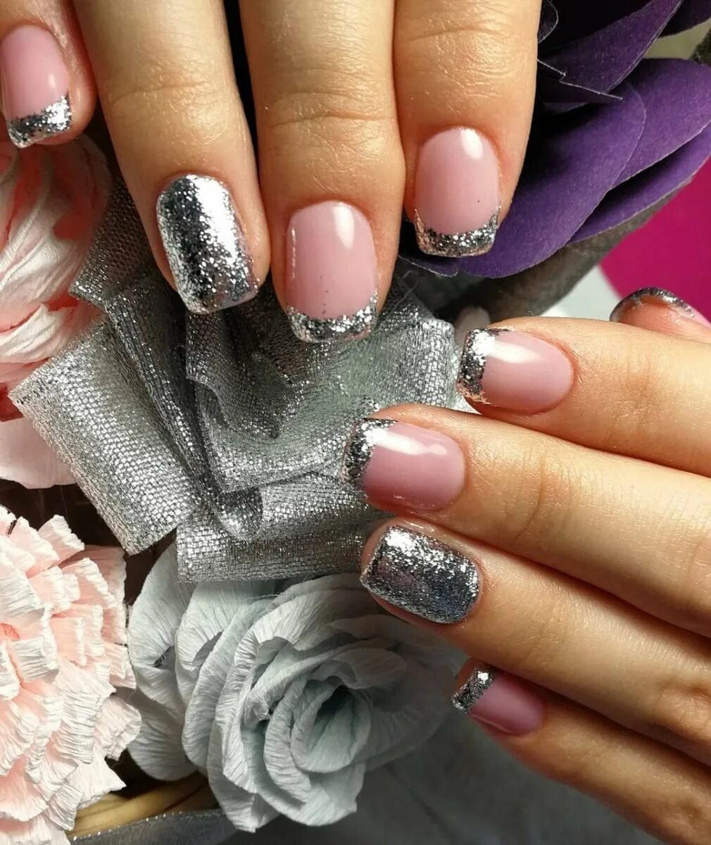 маникюр в сине серебристых тонах. серебристый маникюр. ногти серебро. ногти серебристые. маникюр в серо серебристых тонах.