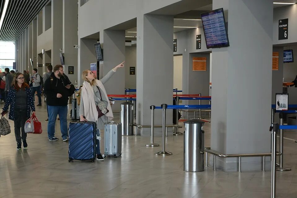 старый аэропорт храброво калининград. вакансии аэропорт храброва. толпа людей аэропорт храброво. получение багажа в аэропорту храброво.