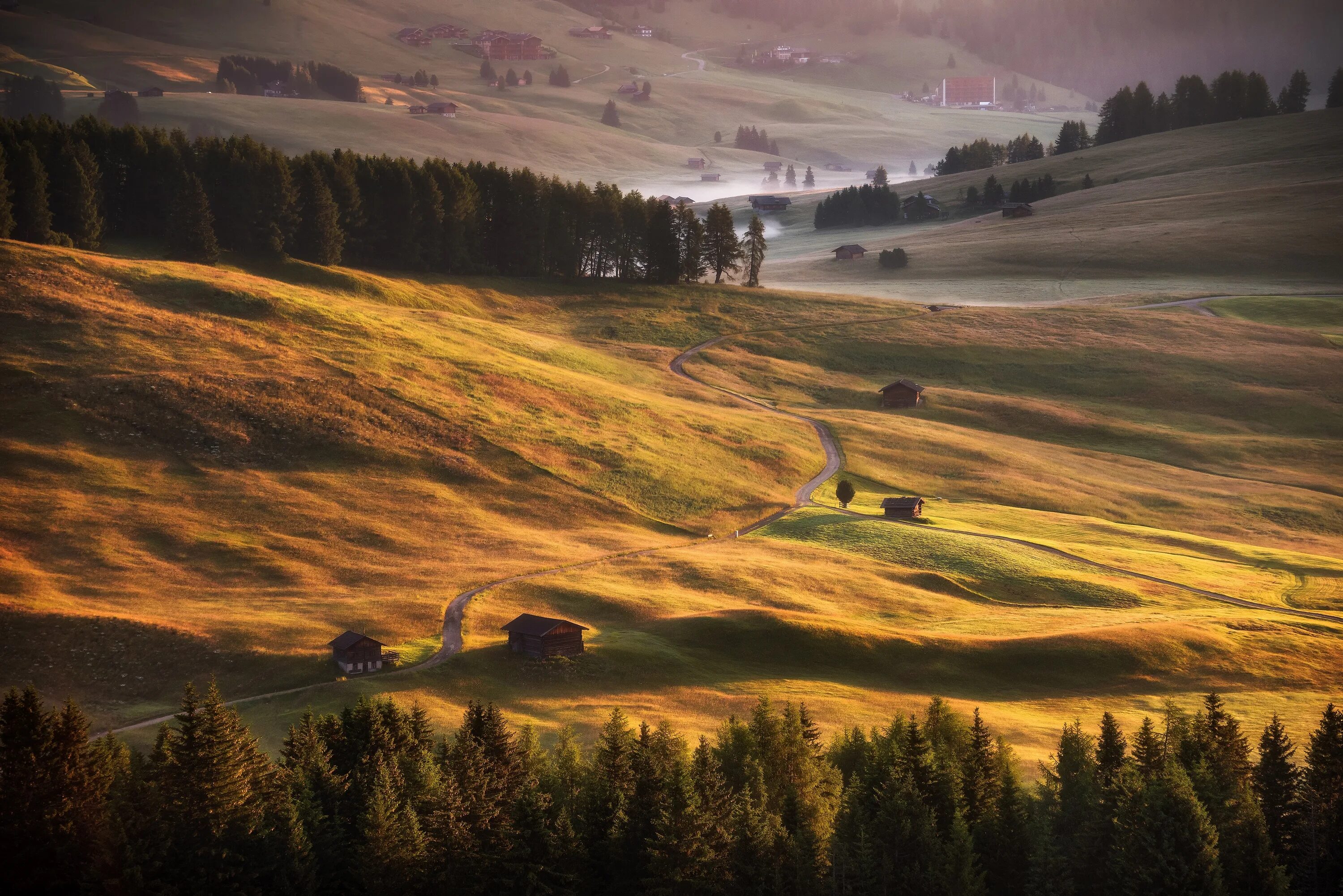 Три поля. Паданская равнина Италия. Паданская Долина Италия. Пейзаж холмы. Осеннее поле.