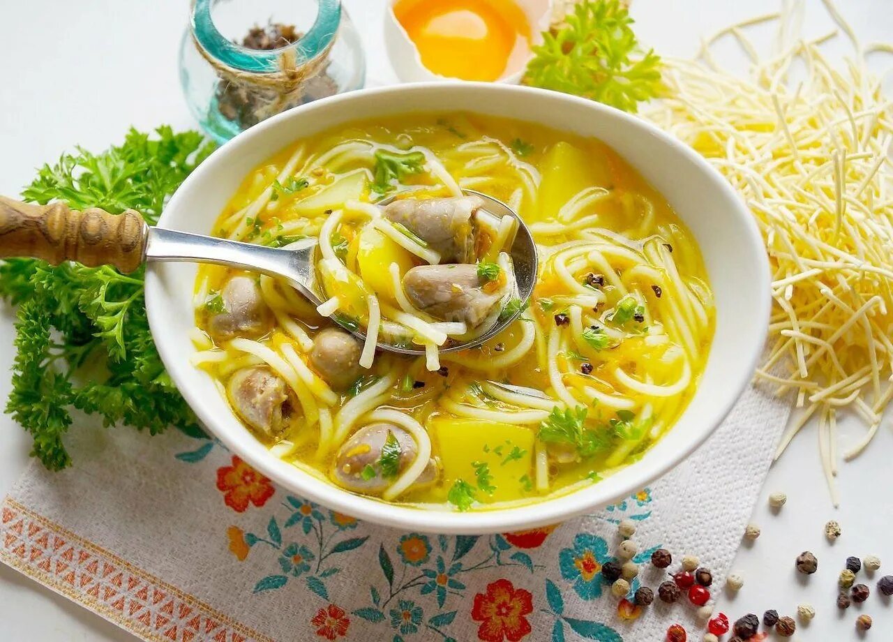 Суп с лапшой и картошкой рецепт. Суп куриный с лапшой и картофелем. суп с лапшой и картошкой. суп с куриными сердечками. суп с куриными сердечками и лапшой.