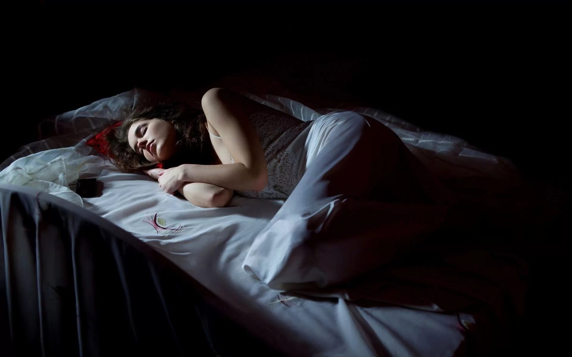Мужчина в черном во сне. Девушка в кровати ночью.