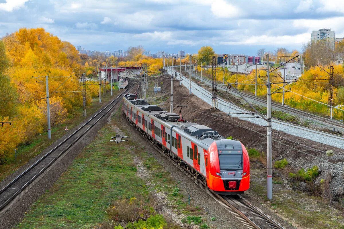 Пригородный поезд. Пассажирский поезд. Поезд фото. Железнодорожный.