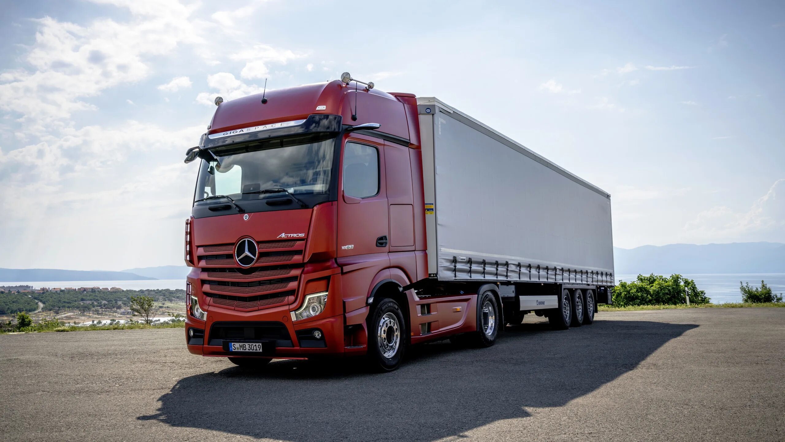 Mercedes actros с полуприцепом. Мерседес бенц 1835 actros. Мерседес актрос тонар. Mercedes axor 1840 с полуприцепом. Мерседес полуприцеп.