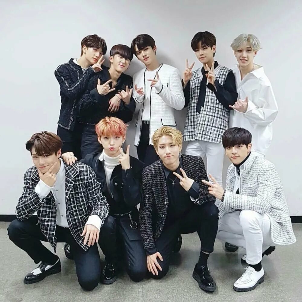 Старые к поп группы. Группа stray kids. корейская группа stray kids. группа корейцев stray kids. кей поп группы stray kids.