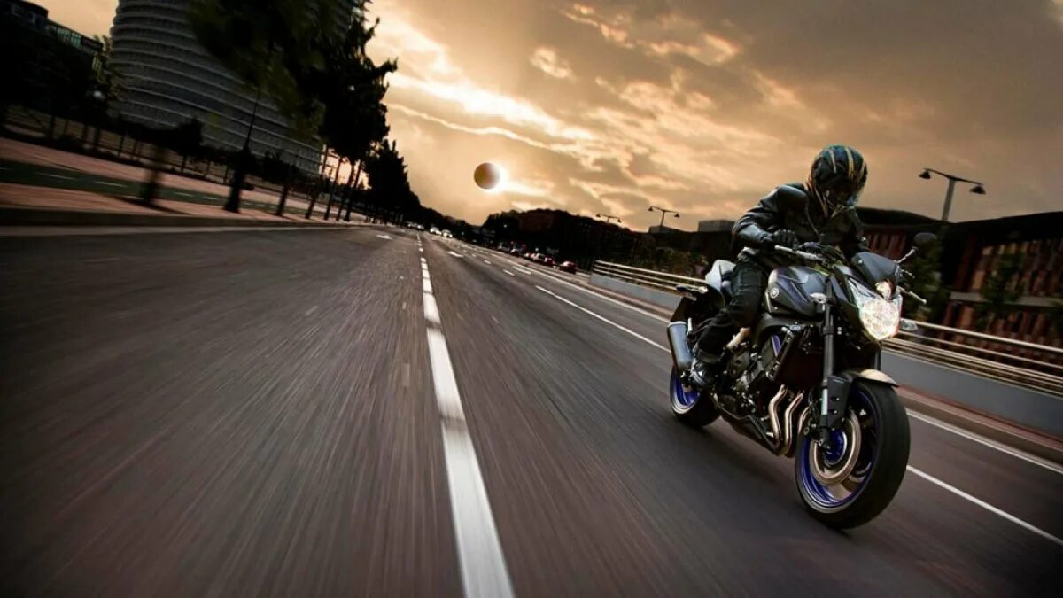 Езда на мотоцикле. Bmw r nine t scrambler характеристики. Дорожный мотоцикл. Мотоцикл едет. Мотоцикл едет.