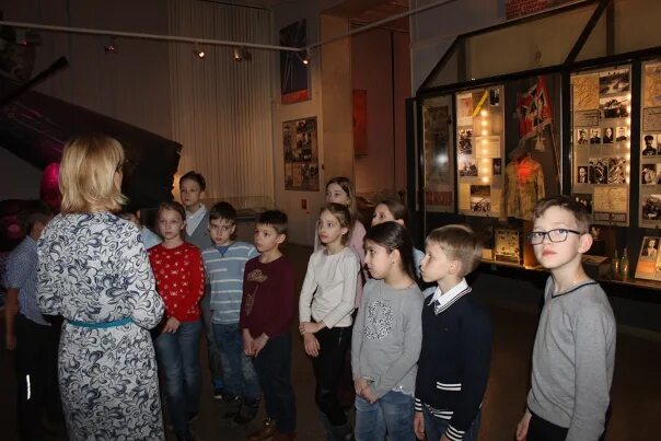 экологическая экскурсия для школьников. дети в походе. экскурсия в школе. школьная экскурсия. экскурсии начальным классам.