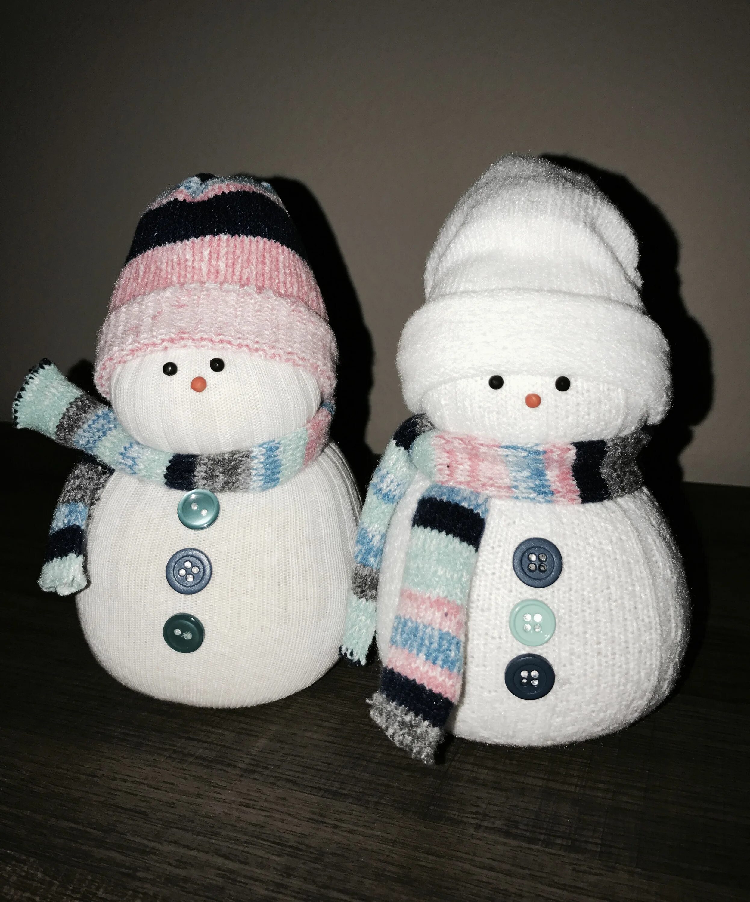 Новогодняя игрушка своими руками снеговик из носка. Снеговики из носков. Новогодний снеговик из носка. Сгюнеговички из носков. Снеговики из носков.