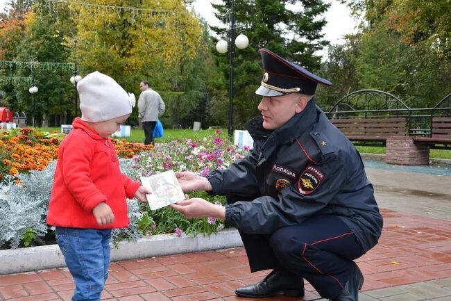 Полицейский помогает людям. Полиция помогает людям как. Полицейский помогает людям. Казаки следят за порядком. Полиция фото.