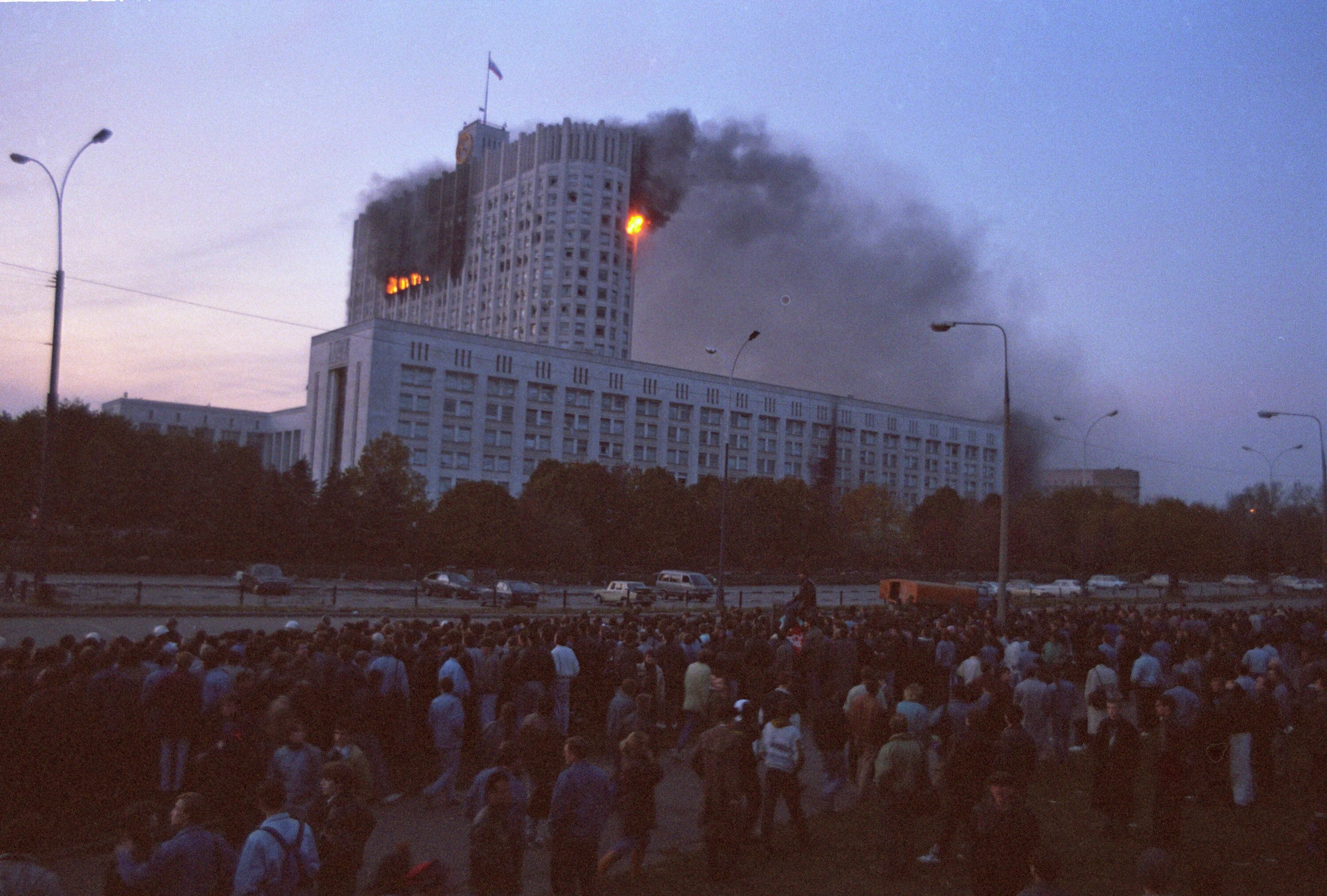 В 1993 россия становится. Белый дом в Москве 1993. Белый дом Москва 1993 обстрел. Белый дом в Москве 1993 горит. Белый дом штурм 1993.