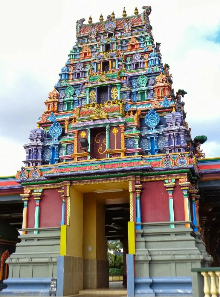 Храм temple. Индуистские храмы в Индии. Индуистский храм Шри Ланка. Храм Ситы Шри Ланка. Langkawi Индуистский храм.