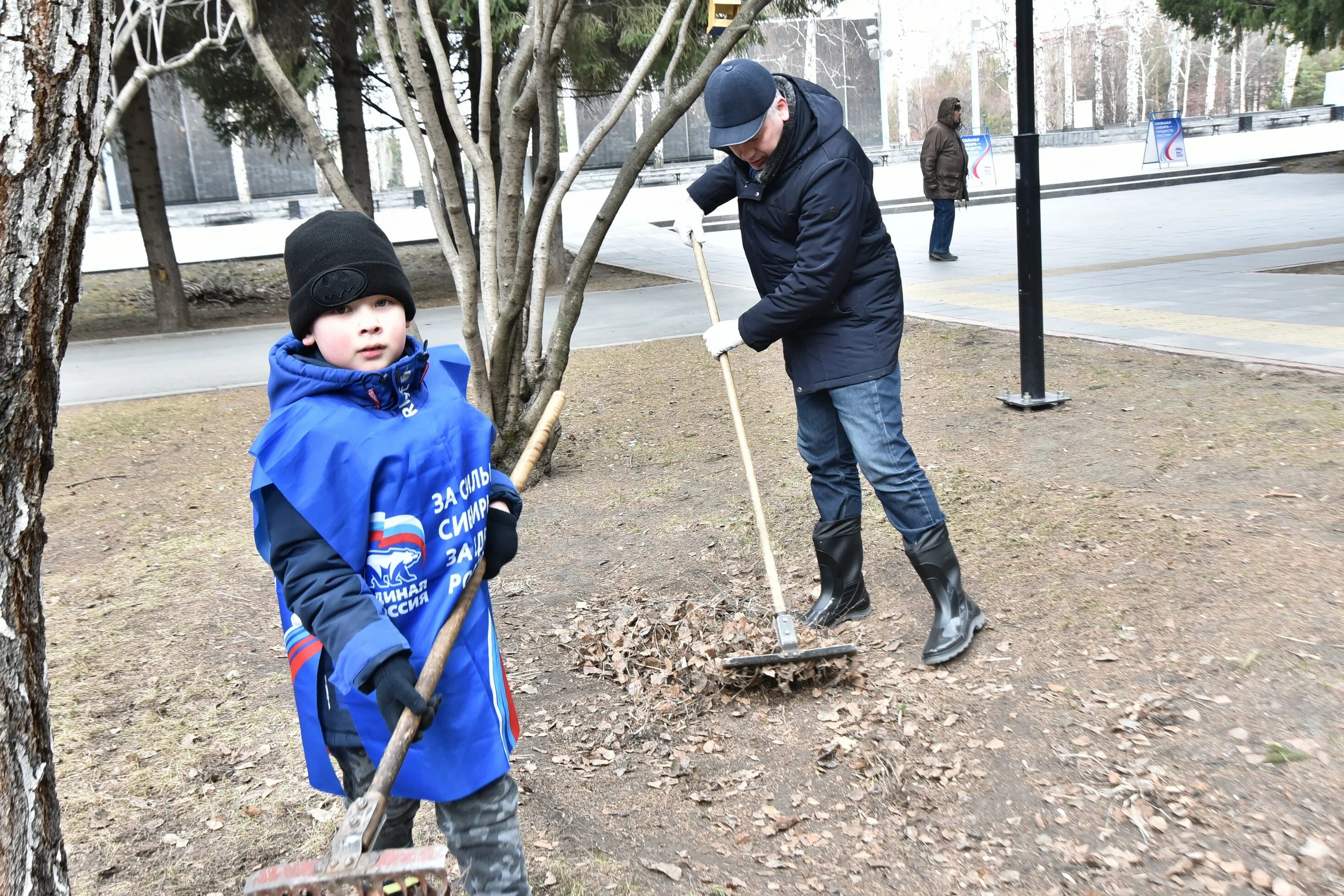 Люди вышли на субботник. Губернатор на субботнике Новосибирск. Логвиненко на субботнике. МАНЬЯК «субботник». Мальчик на субботнике.