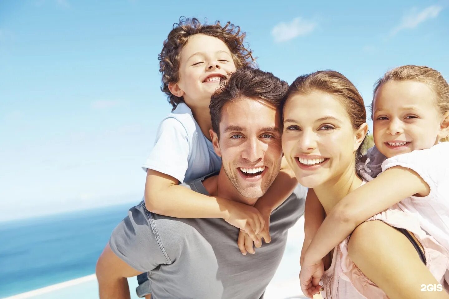 семья улыбается. довольные родители. семья.