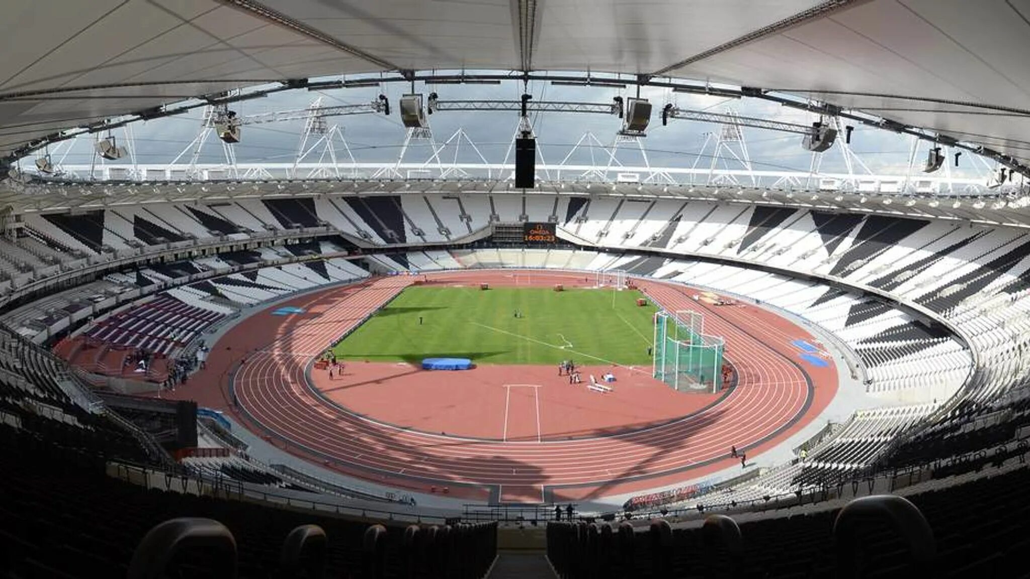 Стадионы летом. Олимпийский стадион Лондон Вест Хэм. Арена Вест Хэм стадион Лондон. Олимпийский стадион Лондон 2020. Гуандун Олимпик Стэдиум.