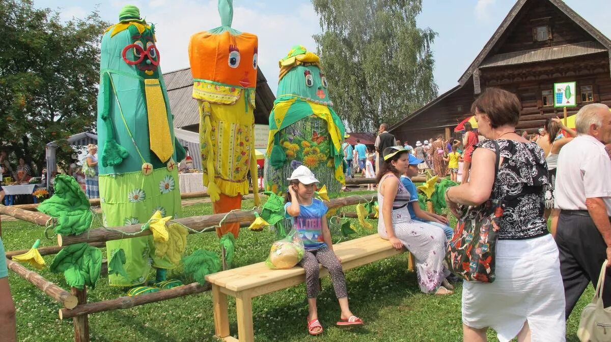 Фестиваль огурца в Суздале. Праздник огурца в Суздале. Праздник огурца в музее деревянного зодчества Суздаль. Международный день огурца в Суздале.