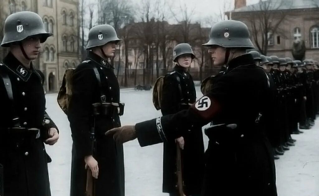 Основные сс. Солдаты СС третьего рейха. Солдат СС 3 Рейх. Группа СС Германия. SS Рейх.