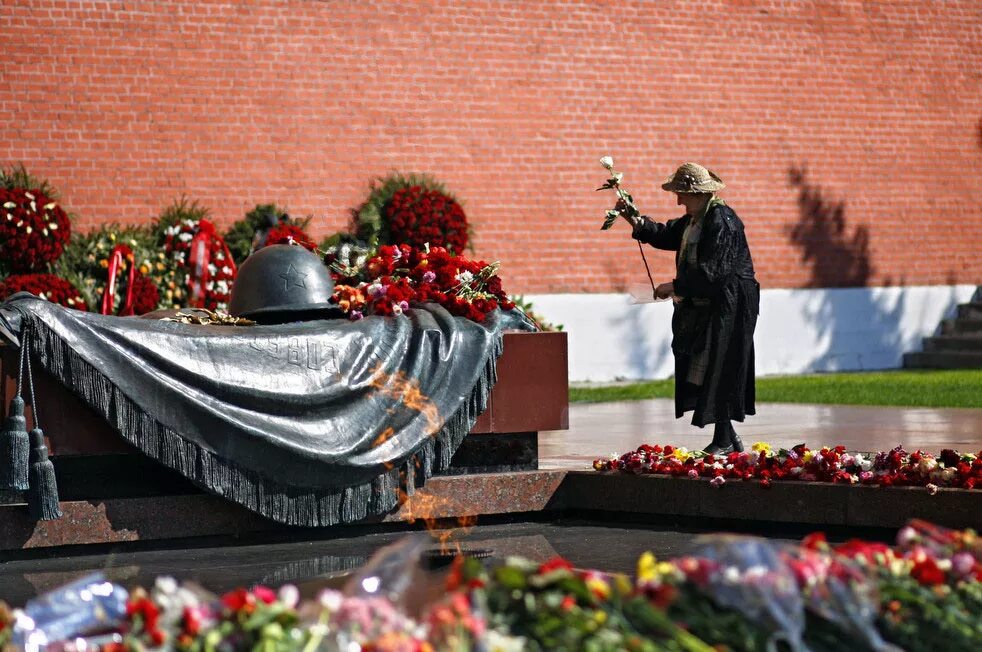 мемориальный комплекс «огонь вечной славы». мемориал на красной горке красногорск. т 34 памятник в липецке. цветы на памятник. вечныйогоеь ярославль.