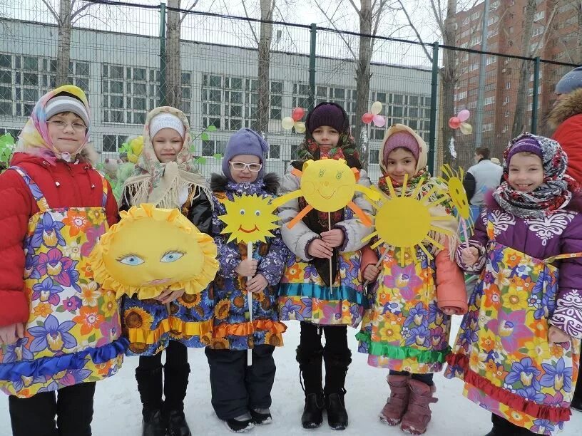 Масленица в средней группе на улице. Украшение на Масленицу в детском. Украсить на Масленицу в школе. Украшение на Масленицу в детском саду. Украшения к Масленице для детей.