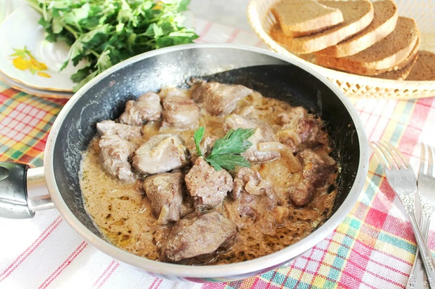 Курица тушеная в луке и сметане. Куриная печень в орехово-чесночном соусе. куриная печень тушеная в сметане с луком. куриная печень в сметане с луком. печень куриная в сметанном соусе.