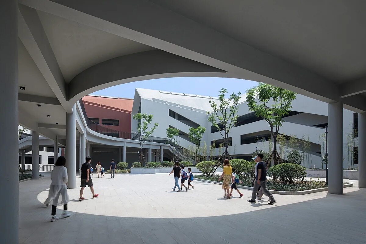 Здание школы будущего. Hangzhou haishu school of future sci-tech city. школа хайшу в городе будущего науки и техники ханчжоу. школа будущего здание. двор школы будущего.