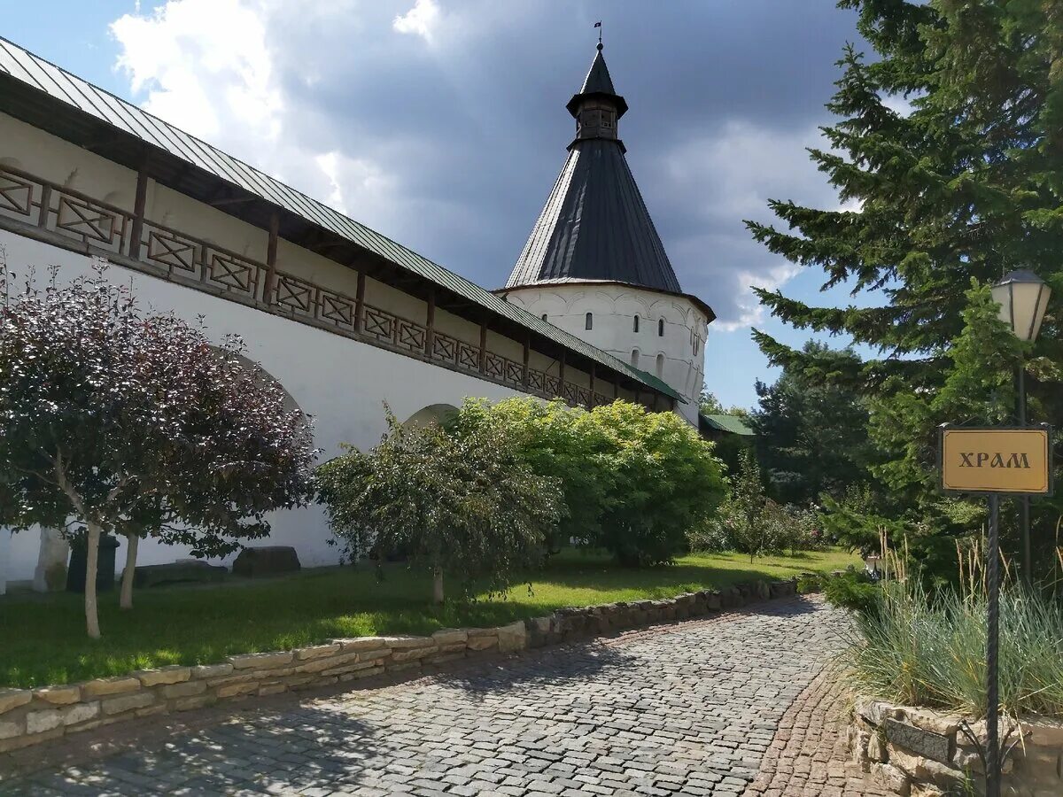 Пергола садовая древний рим. Новоспасский монастырь в москве. Внутренний дворик монастыря средневековья. Задний двор церкви. Внутренний дворик в монастыре.