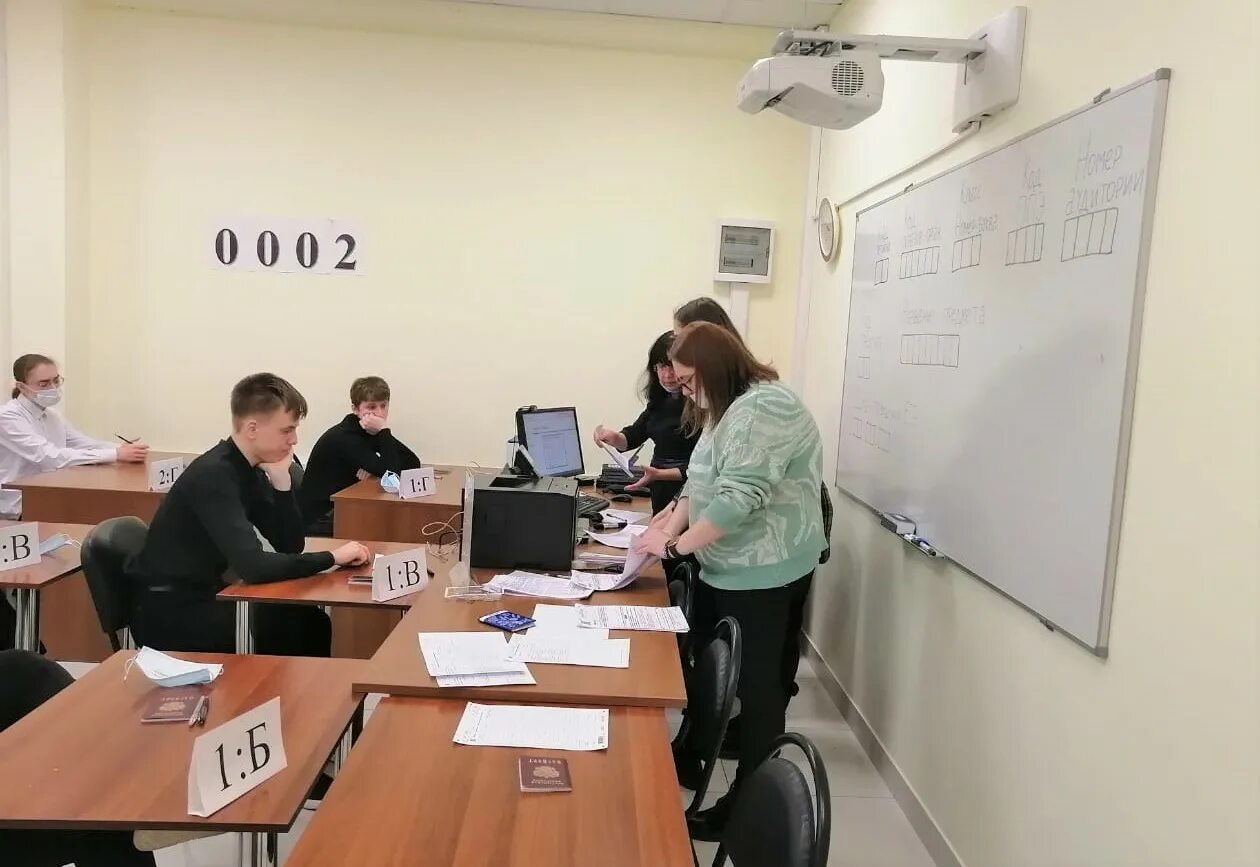 Прием заявлений на егэ 2022. Егэ по математике 2005 год. Экзамен по русскому языку и литературе. Новости егэ. Аудитория егэ.