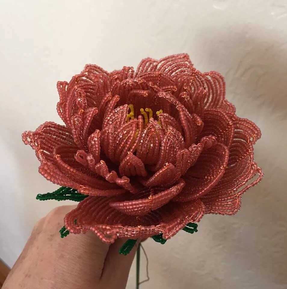 Цветы из бисера мастер класс. Пион из бисера. Пион амигуруми. Пионы из бисера. Пионы из бисера.