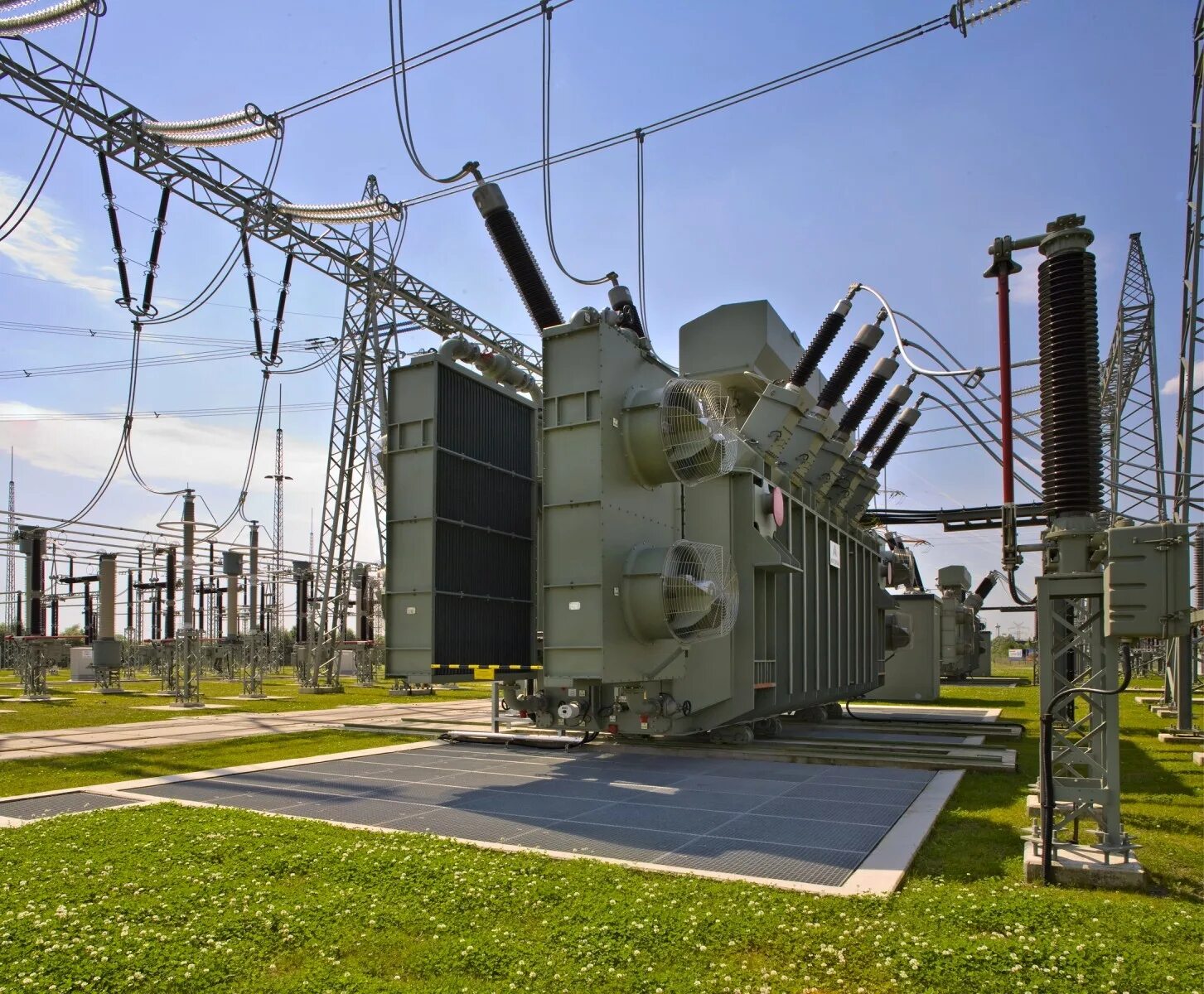 Electric transformers. Силовые трансформаторы Сименс 220 кв. Трансформатор Альстом. Трансформатор подстанции Сименс. Siemens Power Transformer.