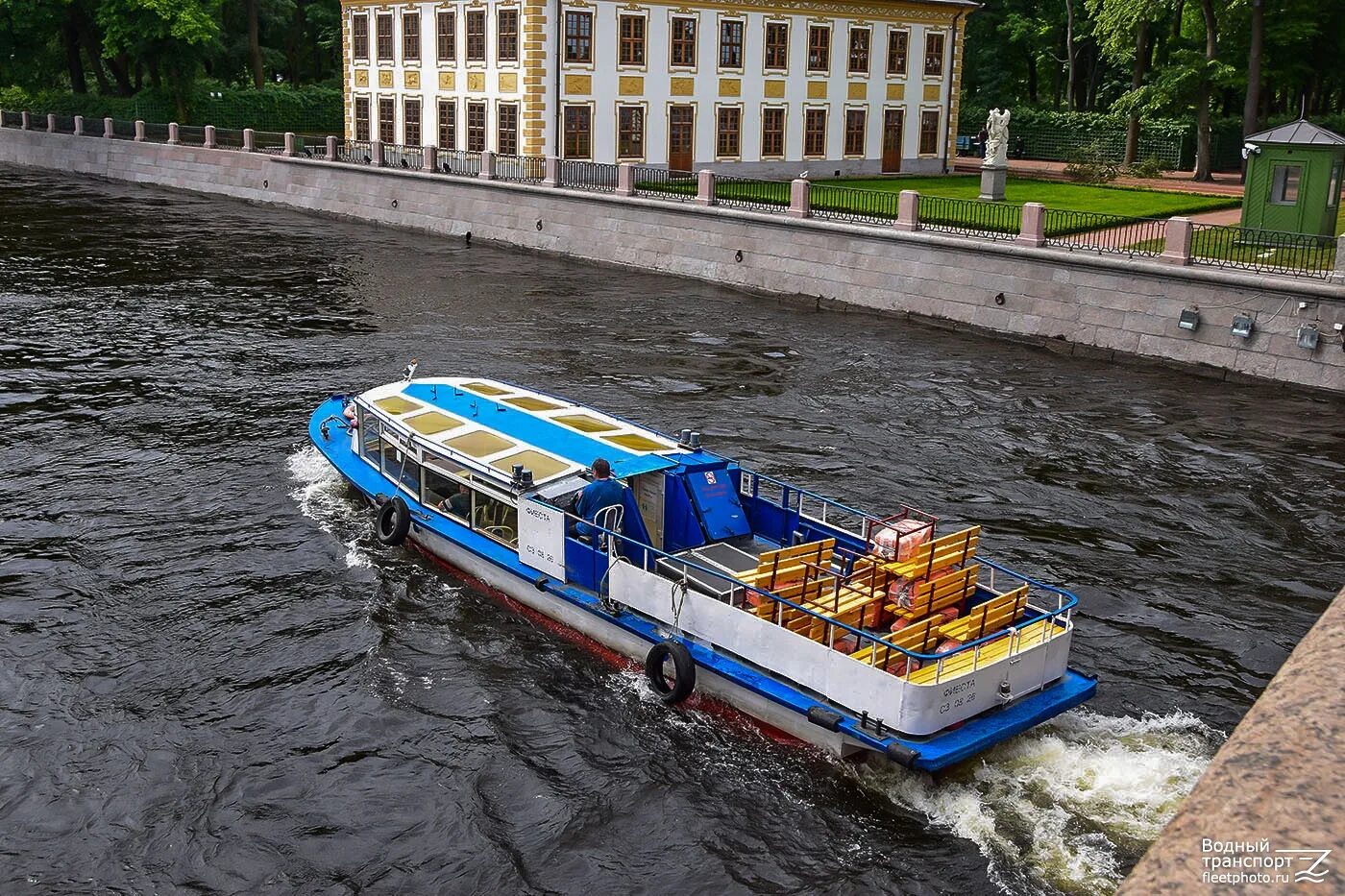 24 водный транспорт. Теплоход Фиеста СПБ. Теплоход Филька. Водный транспорт. Транспорт на воде.